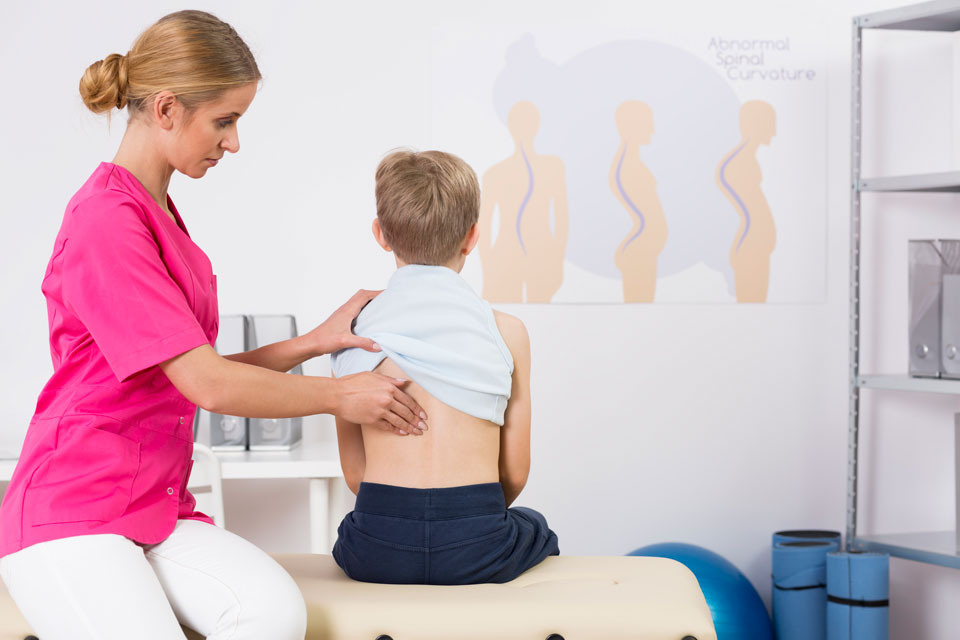 La valutazione posturale pediatrica a Torino è l'ideale per identificare e correggere problemi di postura nei bambini, che possono portare ad alterazioni e dismorfismi della colonna